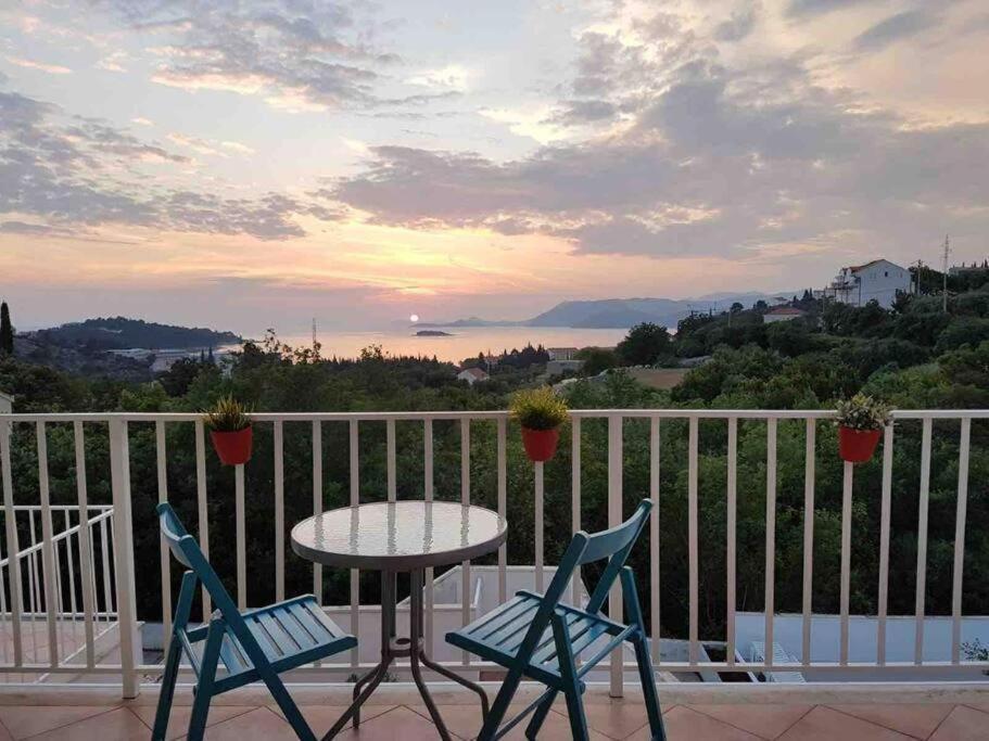 Lovely Split Level Apartment With Sea View, Pool, Free Parking And Wifi Cavtat Exterior photo