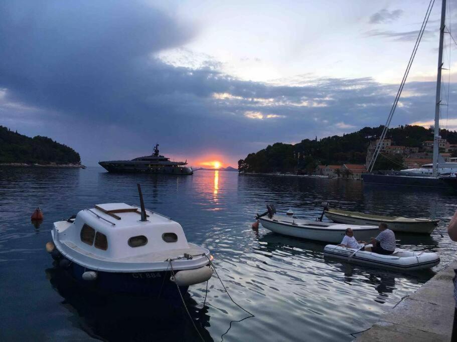 Lovely Split Level Apartment With Sea View, Pool, Free Parking And Wifi Cavtat Exterior photo