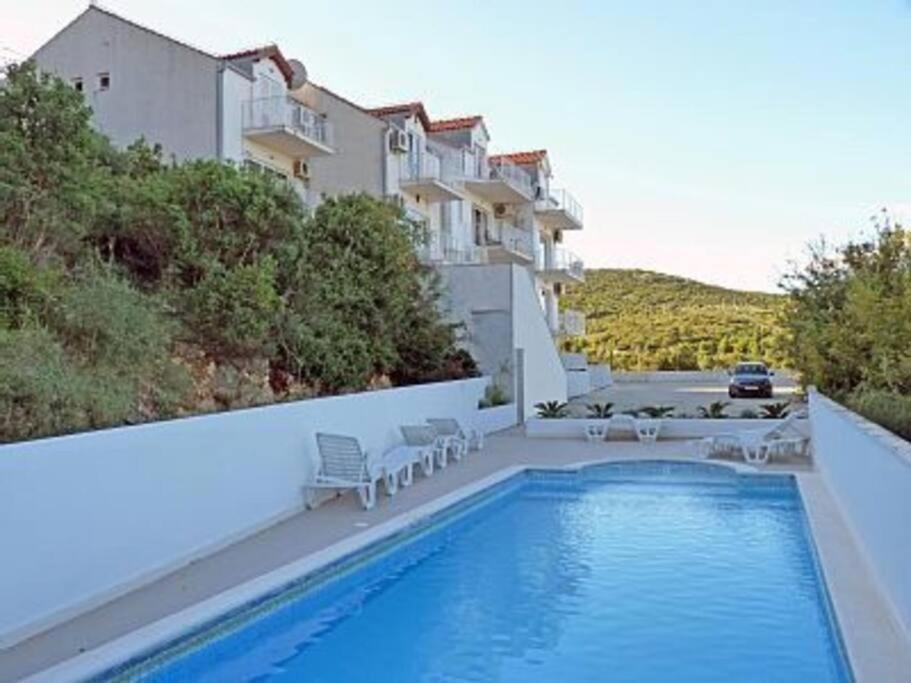 Lovely Split Level Apartment With Sea View, Pool, Free Parking And Wifi Cavtat Exterior photo