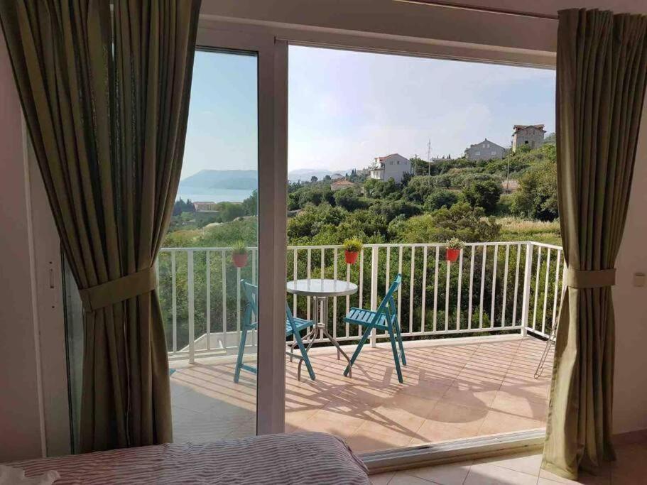 Lovely Split Level Apartment With Sea View, Pool, Free Parking And Wifi Cavtat Exterior photo
