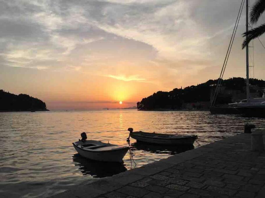 Lovely Split Level Apartment With Sea View, Pool, Free Parking And Wifi Cavtat Exterior photo